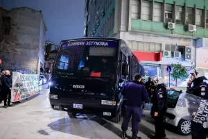 Τέμπη: Συγκέντρωση διαμαρτυρίας έξω από το πολιτικό γραφείο του Κώστα Καραμανλή στην Κλαυθμώνος