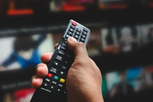 Προ των πυλών πρόστιμα και στους χρήστες πειρατικού τηλεοπτικού ή οπτικοακουστικού υλικού