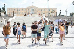 Ποιοι τουρίστες έφεραν το νέο ρεκόρ εισπράξεων – Πόσο αυξήθηκε η μέση δαπάνη