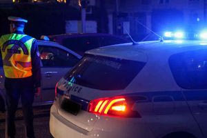 Μεθυσμένος οδηγός παρέσυρε αστυνομικό στην Ομόνοια