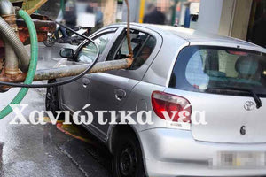 Ένα ασυνήθιστο τροχαίο στα Χανιά: Εξάρτημα από βυτιοφόρο «καρφώθηκε» σε ΙΧ