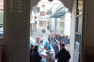 Τροχαίο με εγκατάλειψη στο Ηράκλειο: Στον εισαγγελέα ο 19χρονος οδηγός – Συγκεντρωμένο πλήθος στα δικαστήρια