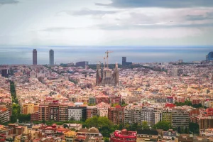 Βαρκελώνη: Ο δήμος αγοράζει πολυκατοικία για να μην γίνουν διαμερίσματα στην Airbnb