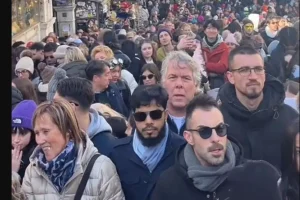 Βενετία: Απίστευτος συνωστισμός για το φημισμένο Καρναβάλι λίγο πριν επιβληθεί το τέλος εισόδου – Δείτε βίντεο