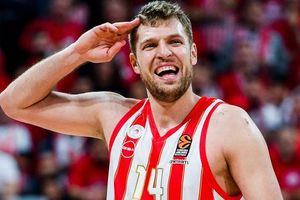 Ο Σάσα Βεζένκοφ χάρισε τα παπούτσια του σε μικρό φίλο του Ολυμπιακού