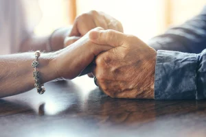 Επιστήμονες αποκάλυψαν τον λόγο για τον οποίο οι γυναίκες ζουν περισσότερο από τους άνδρες