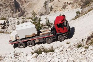 Εργατικό ατύχημα στο Ηράκλειο: Έπεσαν τα μάρμαρα από γερανοφόρο – Δύο άτομα στο νοσοκομείο