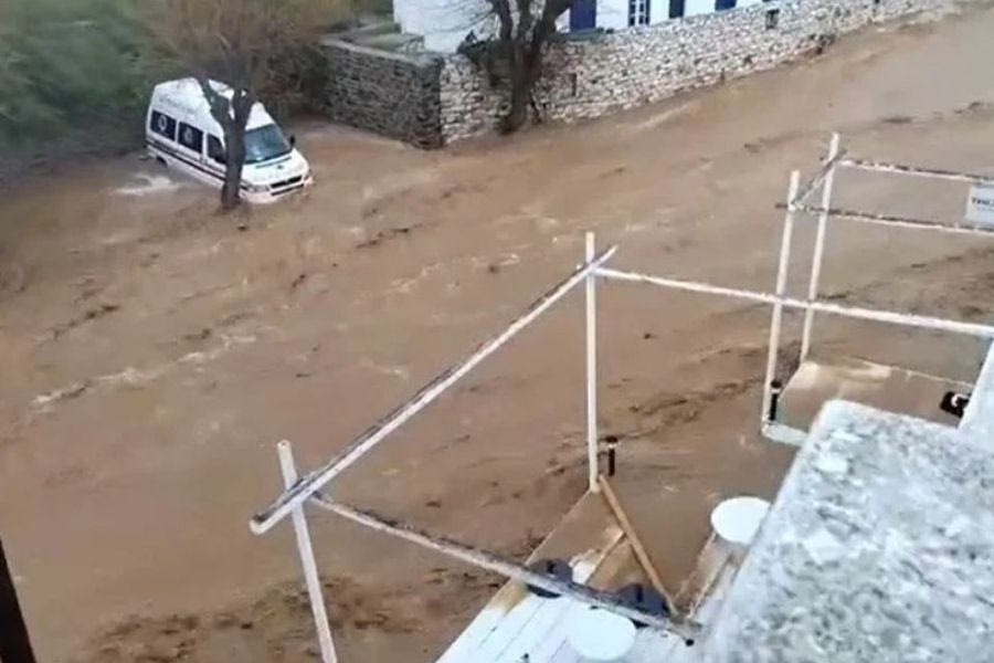 Κακοκαιρία: Καταστροφικές πλημμύρες στην Πάρο – Απαγόρευση μετακινήσεων