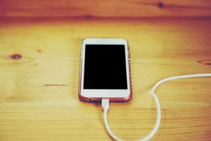 Apple: Σχέδιο για iPhone χωρίς καλώδια – Πώς θα γίνεται η φόρτιση