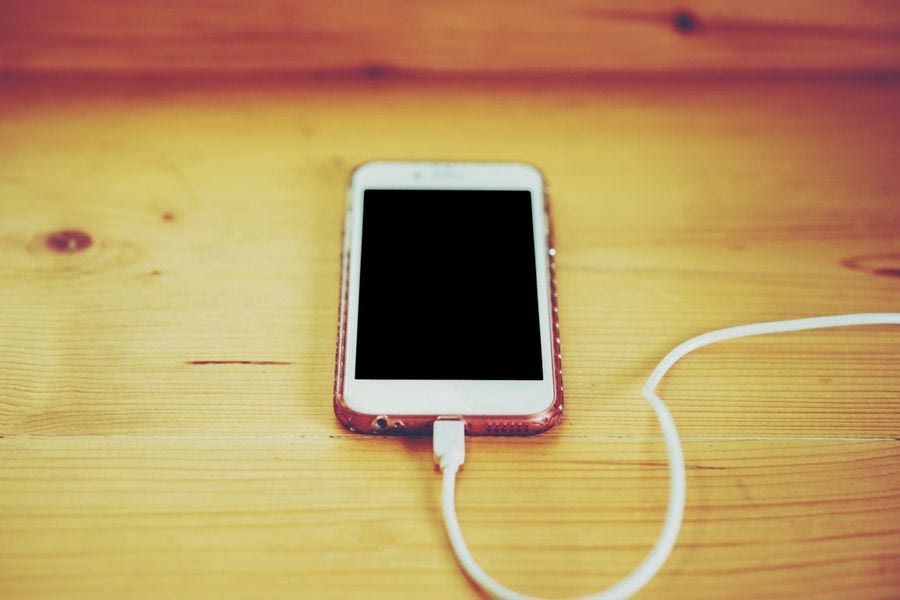 Apple: Σχέδιο για iPhone χωρίς καλώδια – Πώς θα γίνεται η φόρτιση