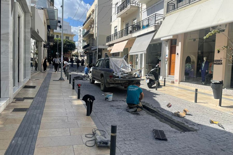 Ηράκλειο: Τα συνεργεία έπιασαν δουλειά στον πεζόδρομο της 1821- Αντικαθίστανται οι σχάρες