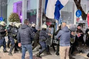 Λάρισα: Επεισόδια και προσαγωγές σε συγκέντρωση κατά θεατρικής παράστασης