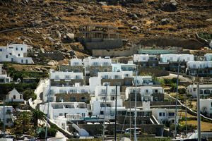 Νέο όργιο παρανομίας αποκάλυψαν οι ελεγκτές στη Μύκονο