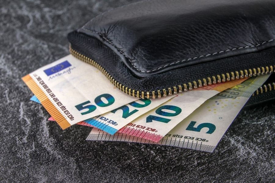 Ανακοινώνεται την Τετάρτη η νέα αύξηση κατώτατου μισθού – Πόσο θα φτάσει