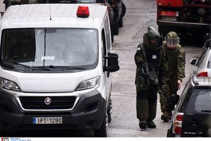 Βίντεο: Η στιγμή που πυροτεχνουργοί του στρατού απομακρύνουν την χειροβομβίδα από την πολυκατοικία στα Μανιάτικα