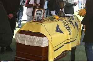 Αρης: Το λαϊκό προσκύνημα στη σορό του Αλέκου Αλεξιάδη