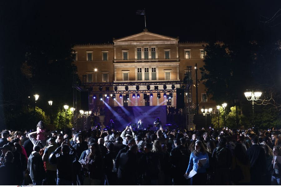 Πλήθος κόσμου στο Σύνταγμα στη συναυλία για τα Τέμπη – Φωτογραφίες