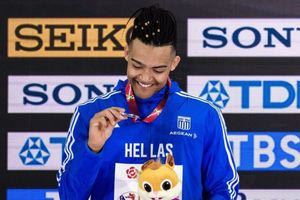 Η απονομή του ασημένιου μεταλλίου στον Εμμανουήλ Καραλή (video)