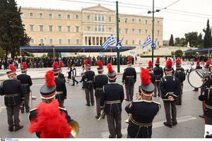 Σε εξέλιξη η μαθητική παρέλαση στο κέντρο της Αθήνας