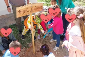 Ρέθυμνο: Φύτεψαν δεντράκια για τον Μιχαήλ-Αλέξανδρο οι συμμαθητές του