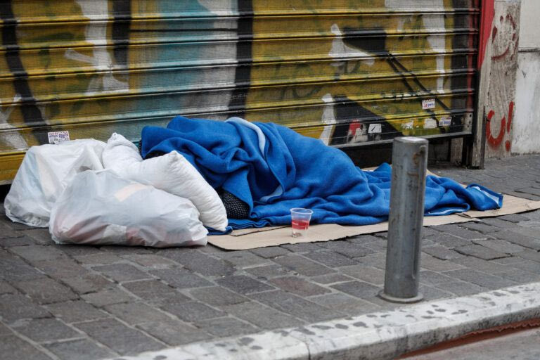 Θρίλερ με τον θάνατο άστεγου μέσα σε εστιατόριο στο κέντρο της Αθήνας