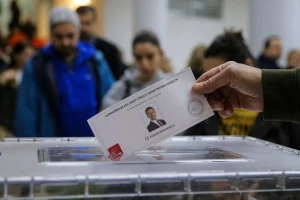 Ψήφος-υποστήριξη στον φυλακισμένο Ιμάμογλου – Ουρές στις κάλπες για τον αντίπαλο του Ερντογάν