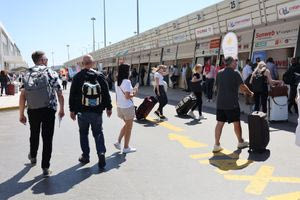 Ξεκίνησαν οι μαζικές πτήσεις προς την Κρήτη: Τετραήμερο στο Ηράκλειο με αφίξεις 5.000 τουριστών στο “Ν. Καζαντζάκης”