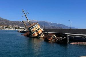 Κατασχεμένα Πλοία στη Μαρίνα της Παλαιόχωρας: Εγκατάλειψη και Ρύπανση