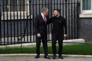 Βρετανία: Θερμή υποδοχή του Ζελένσκι από τον πρωθυπουργό Στάρμερ – «Είμαστε με την Ουκρανία»