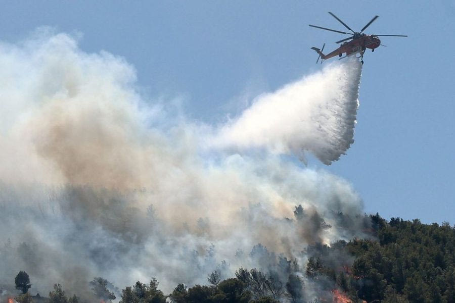 Πυρκαγιά σε δάσος των Καλαβρύτων – Επιχείρει και ελικόπτερο για την κατάσβεση