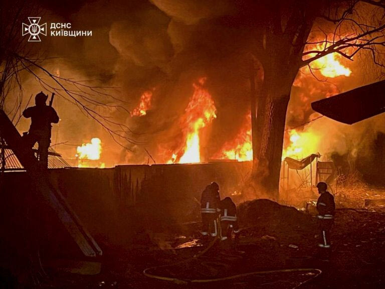 Στις φλόγες για έκτη ημέρα εγκατάσταση αποθήκευσης καυσίμων στη Ρωσία που έπληξε η Ουκρανία