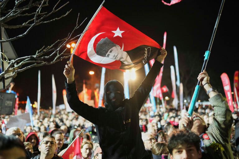 «Καζάνι που βράζει» η Τουρκία: Εφοδοι των Αρχών σε σπίτια διαδηλωτών