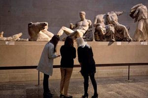Οι Βρετανοί βάζουν νέα εμπόδια στην «επανένωση» των Γλυπτών του Παρθενώνα