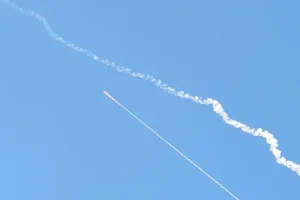 Ήχησαν οι σειρήνες στο Ισραήλ – Ο στρατός αναχαίτισε δύο πυραύλους που εκτοξεύτηκαν από την Υεμένη