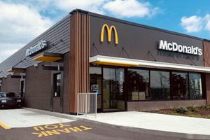 Βρετανία: Προειδοποίηση σε όλα τα καταστήματα McDonald’s για τη σεξουαλική κακοποίηση εργαζομένων