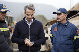 Από το «Καραμανλής ή τανκς» στο… Μητσοτάκης ή τρένο