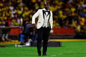 Σεγκoύντο Καστίγιο, ένας προπονητής με λευκό σακάκι, γιλέκο και παπιγιόν που έγινε viral