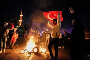 Οι τουρκικές αρχές εντείνουν την καταστολή για να καταπνίξουν το κύμα διαμαρτυρίας