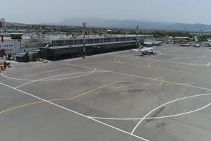 Συναγερμός στο Αεροδρόμιο Ηρακλείου: Το πρόβλημα στους τροχούς του αεροσκάφους και η ομαλή προσγείωση