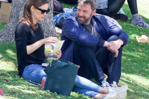 Μπεν Άφλεκ – Τζένιφερ Γκάρνερ: Η τρυφερή αγκαλιά πυροδοτεί φήμες για επανασύνδεση (βίντεο)