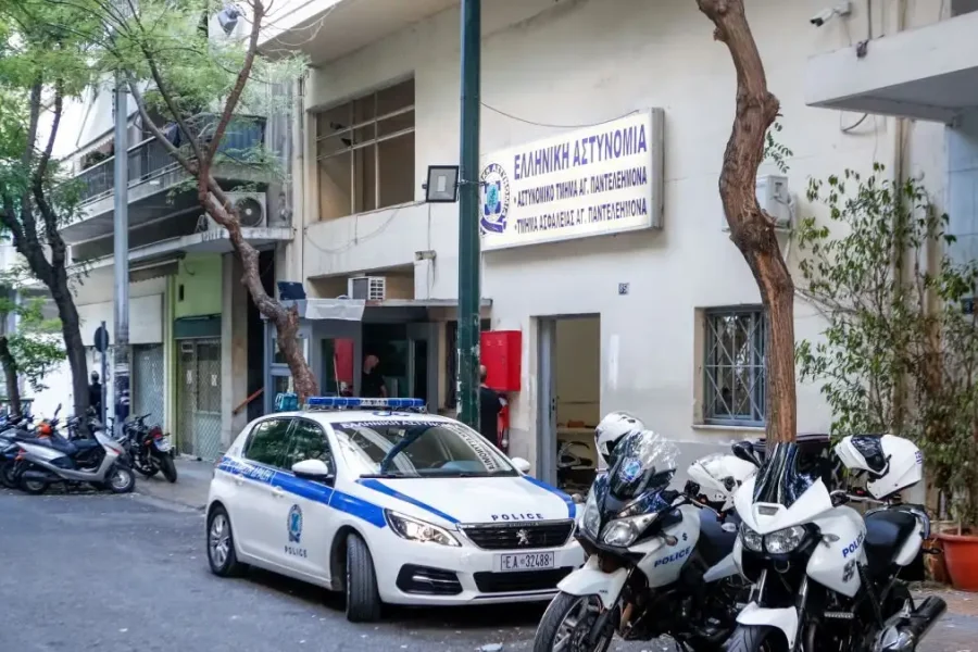 Αιγύπτιος με χατζάρα απειλούσε να σφάξει αστυνομικούς στον Άγιο Παντελεήμονα και να κάνει live στην πατρίδα του