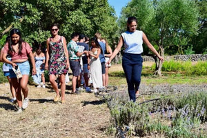 Μια millennial αγρότισσα από τη Χίο εξάγει αρωματικά βότανα σε όλο τον κόσμο