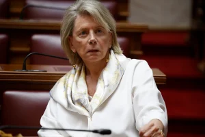 Έλενα Ακρίτα για τον μαθητή που σηκώθηκε από το αμαξίδιο και περπάτησε στην παρέλαση: «Ένα αποτρόπαιο δείγμα μισαναπηρισμού»