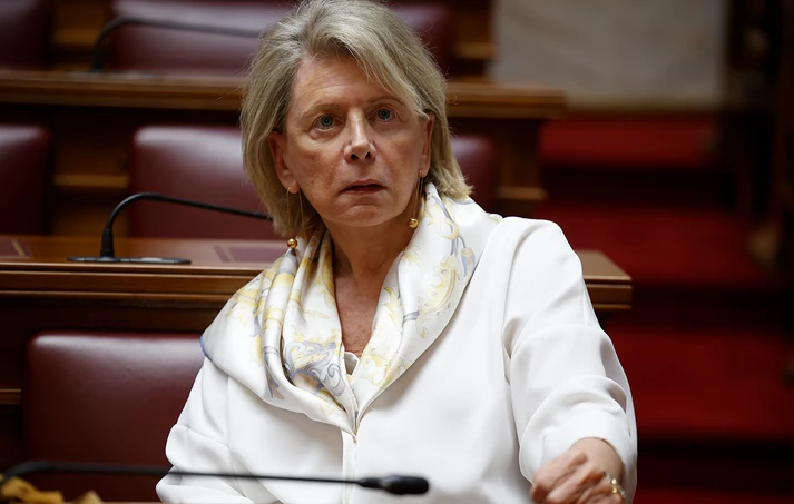 Έλενα Ακρίτα για τον μαθητή που σηκώθηκε από το αμαξίδιο και περπάτησε στην παρέλαση: «Ένα αποτρόπαιο δείγμα μισαναπηρισμού»