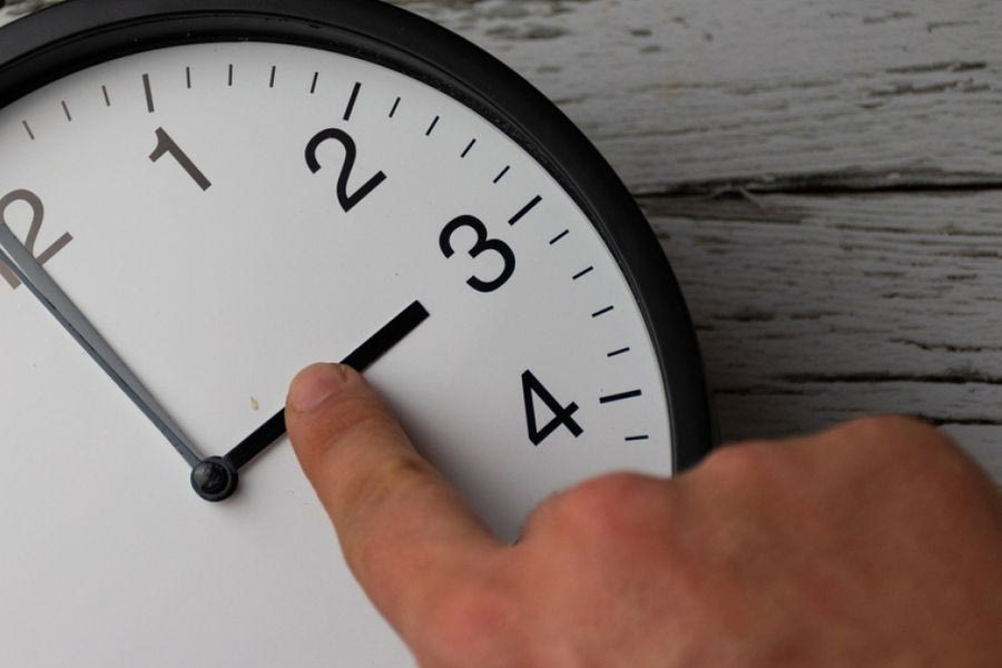 Αλλαγή ώρας 2025: Πότε γυρίζουμε τους δείκτες μια ώρα μπροστά