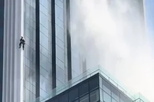 Βίντεο σοκ από τον σεισμό στην Ταϊλάνδη: Καθαριστής τζαμιών να κρέμεται από ουρανοξύστη και να προσπαθεί να σωθεί