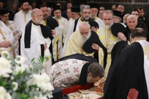 Σε λαϊκό προσκύνημα το σκήνωμα του μητροπολίτη πρώην Θεσσαλονίκης, Άνθιμου