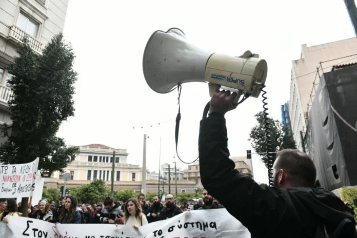 24ωρη πανελλαδική απεργία την Παρασκευή 21 Μαρτίου – Ποιοι θα κατεβάσουν ρολά