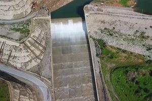 Ξεκίνησε η ροή νερού από το Οροπέδιο στο Φράγμα Αποσελέμη (βίντεο)