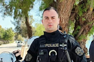 Ηρακλειώτης αστυνομικός έσωσε τρεις ανθρώπους και σκύλο μέσα από τις φλόγες